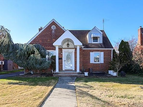 665 FOCH Boulevard, Williston Park NY 11596