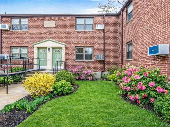 246-10 57 Drive 481, Douglaston NY 11362