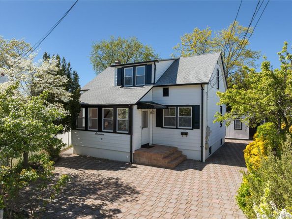 17 June Avenue, Bayville NY 11709