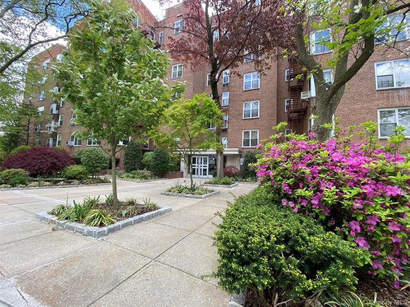 209-80 18th Avenue 2G, Bayside NY 11360
