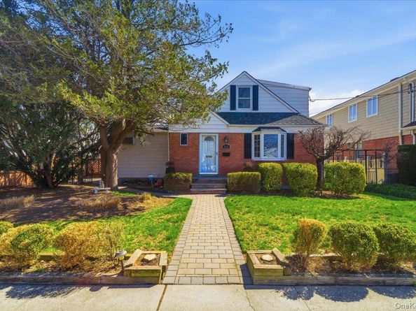 146 Caroline Avenue, Garden City South NY 11530