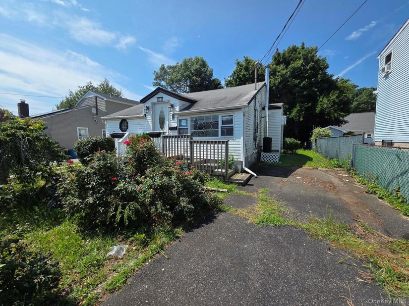 533 S 8th Street, Lindenhurst NY 11757