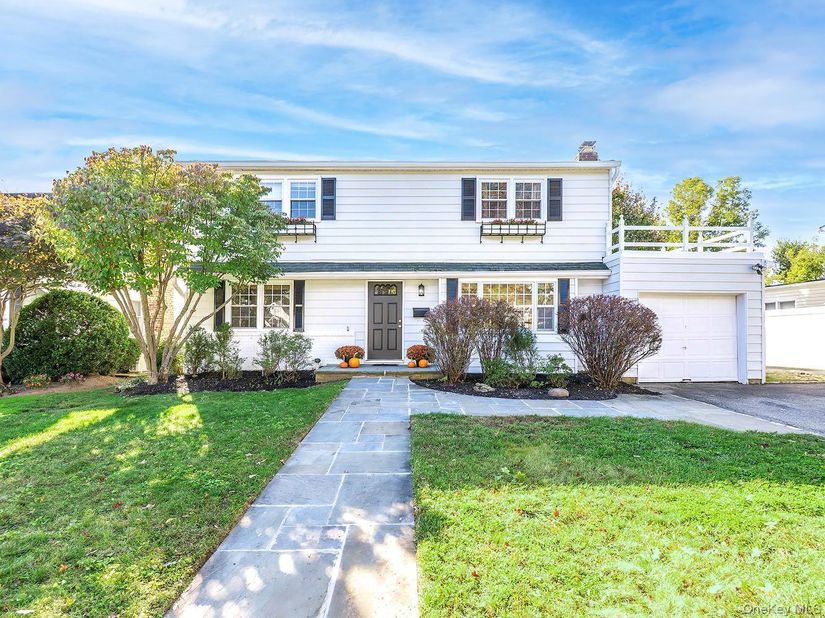 11 University Place, Glen Head NY 11545