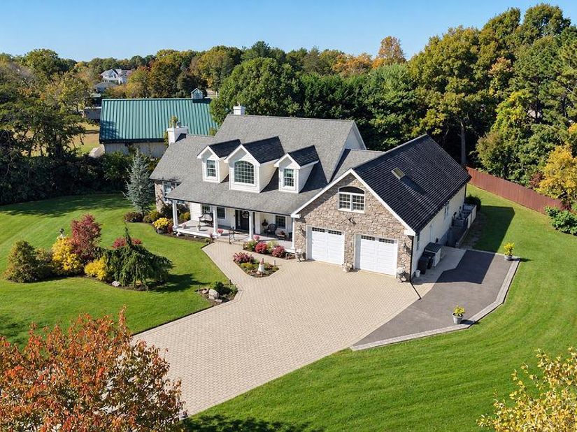 7 Heller Court, Bohemia NY 11716