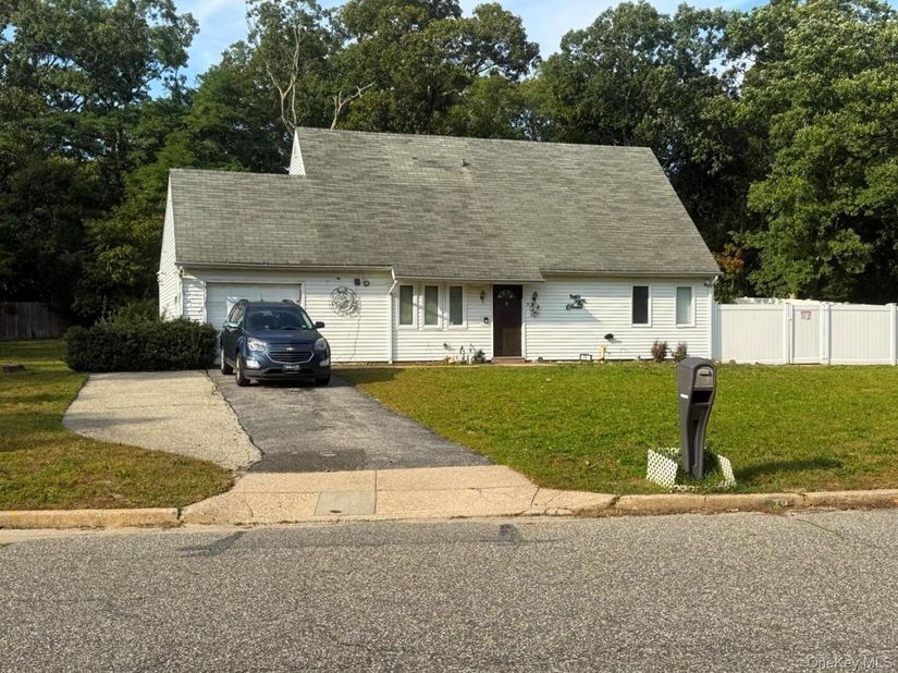 79 Hawkins Path, Coram NY 11727