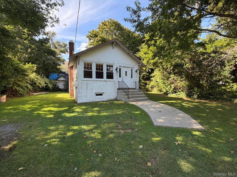 6 Bridle Way, Oakdale NY 11769