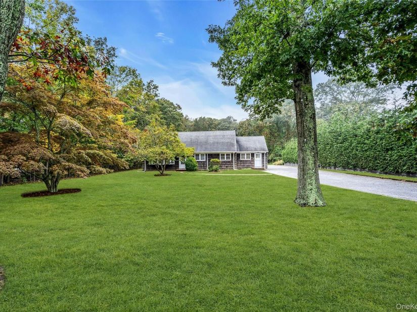 21 Squiretown Road, Hampton Bays NY 11946