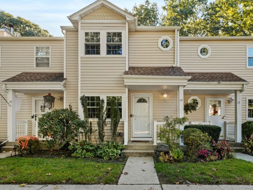 14 Taylor Commons 14, Yaphank NY 11980