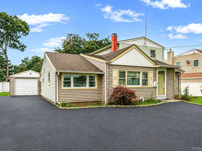 35 Gwendolyn Place, East Islip NY 11730