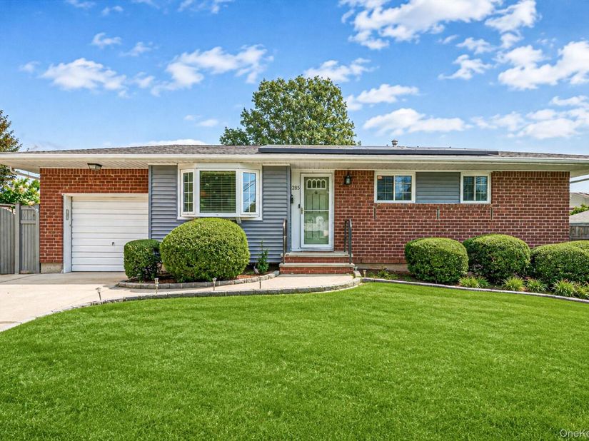 285 W 9th Street, Deer Park NY 11729