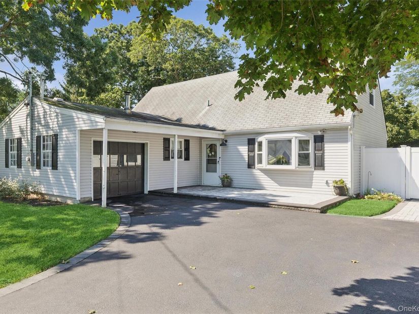 26 Avenue D, Holbrook NY 11741