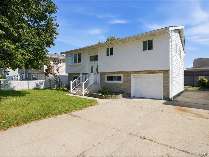 14 Garfield Place, Lindenhurst NY 11757