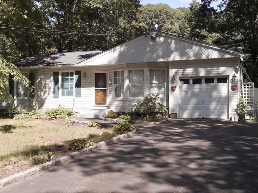 254 Auborn Avenue, Shirley NY 11967