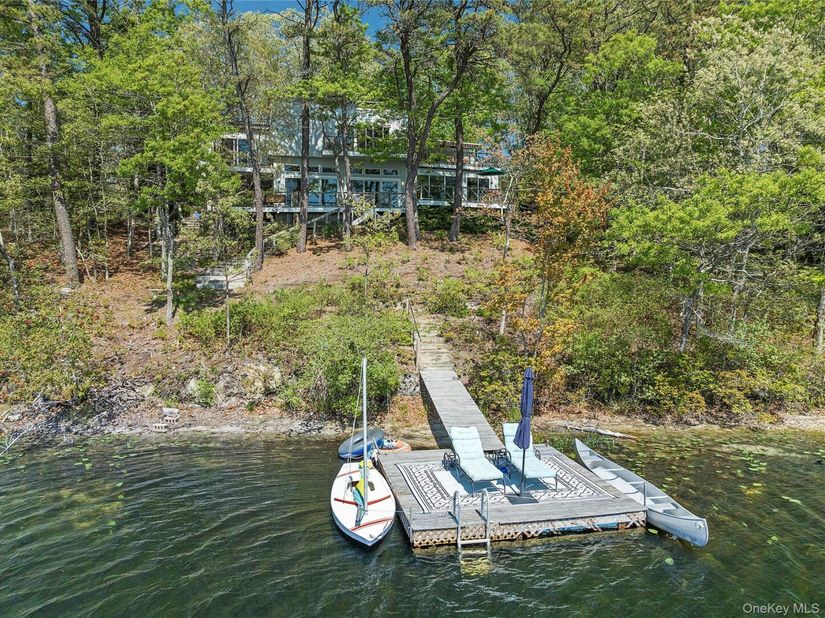 9 Lake View Ct, Southampton NY 11968