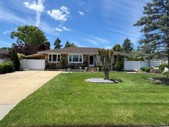 98 W 8th Street, Deer Park NY 11729