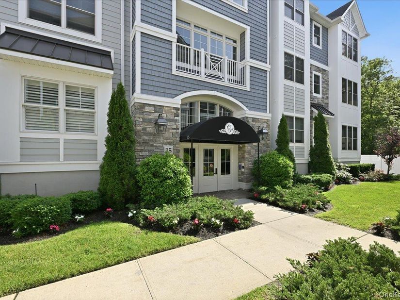 15103 Aspenwood Drive, Plainview NY 11803