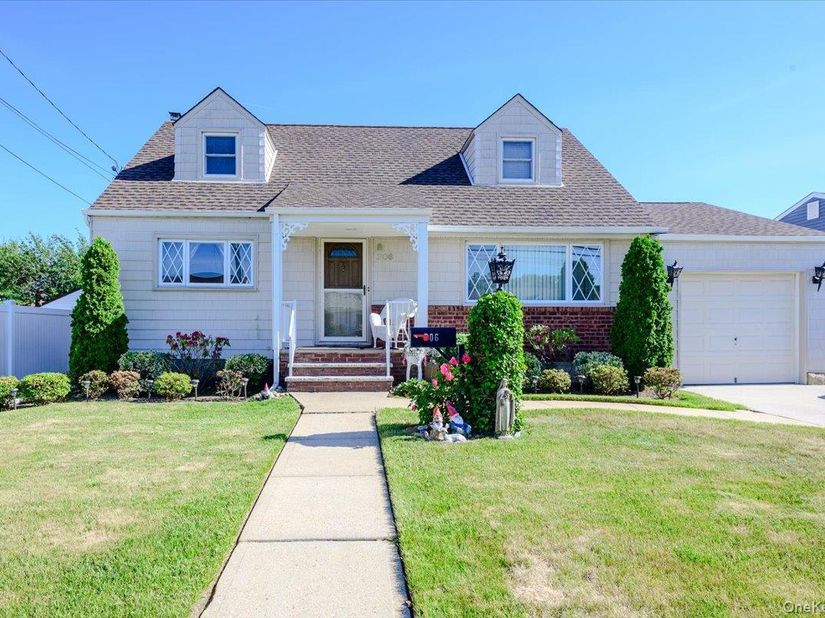 206 Iowa Avenue, Massapequa NY 11758