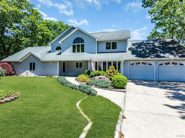 23 Campus Lane, Ronkonkoma NY 11779