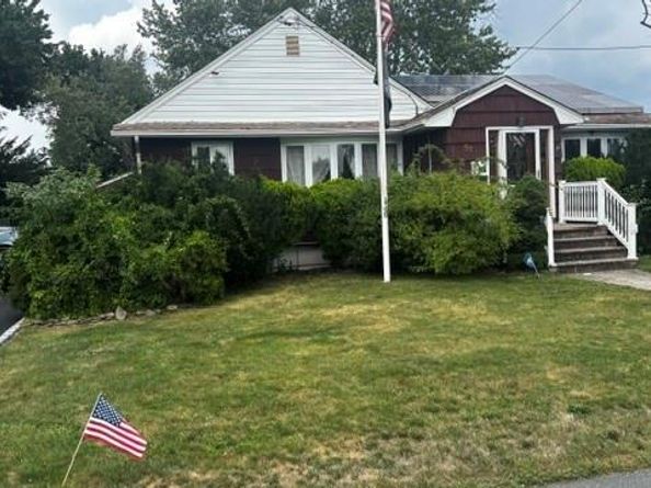 59 FARMERS Avenue, Lindenhurst NY 11757