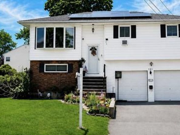 121 W Lake Drive, Lindenhurst NY 11757
