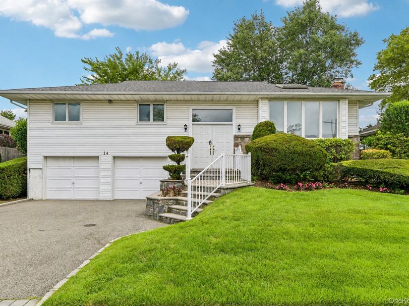 14 Gloria Place, Plainview NY 11803
