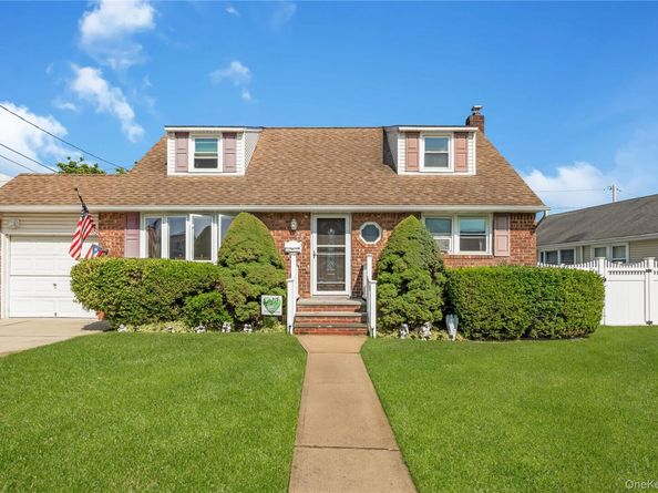 23 Scholl Drive, Farmingdale NY 11735