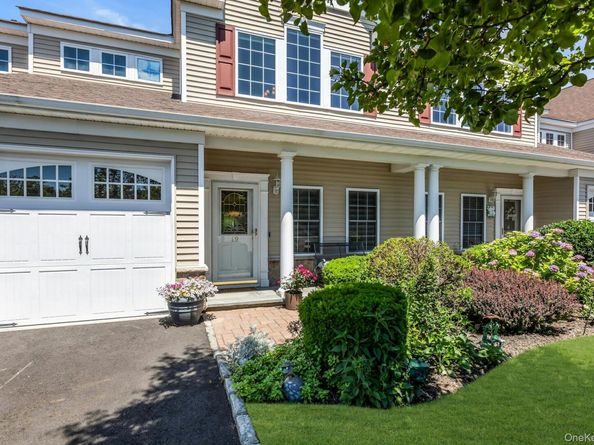 19 Meadow Court, Oakdale NY 11769