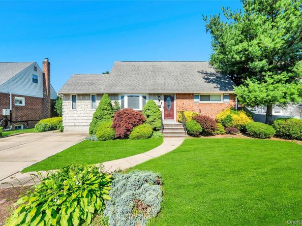 34 Oak Street, Hicksville NY 11801