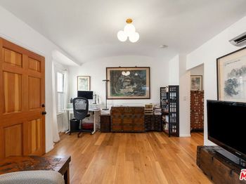 3/4 Willoughby Ave