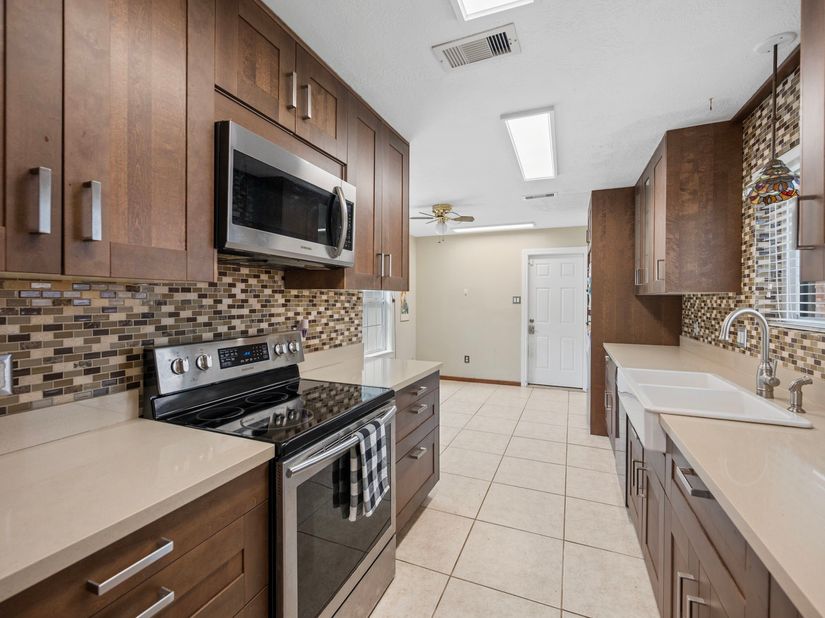 2327 Colonial Ridge Drive, Friendswood TX 77546