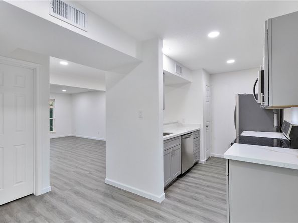 6111 Beverly Hill Street 32, Houston TX 77057