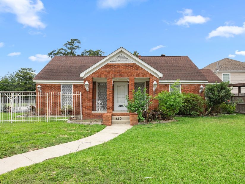 5201 Irvington Boulevard, Houston TX 77009