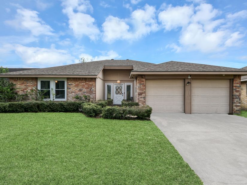 2519 Colonial Ridge Drive, Friendswood TX 77546