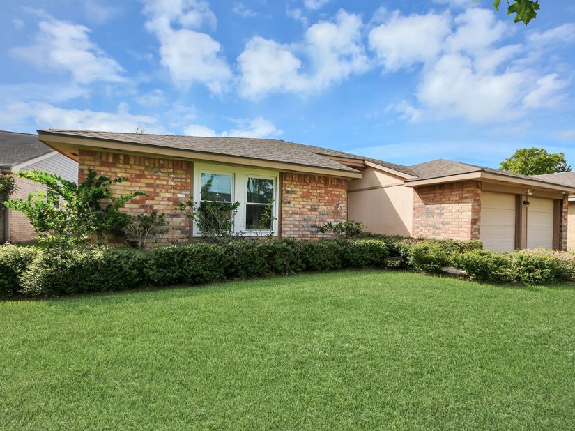 2519 Colonial Ridge Drive, Friendswood TX 77546