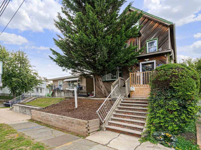 687 Avenue E, Bayonne NJ 07002
