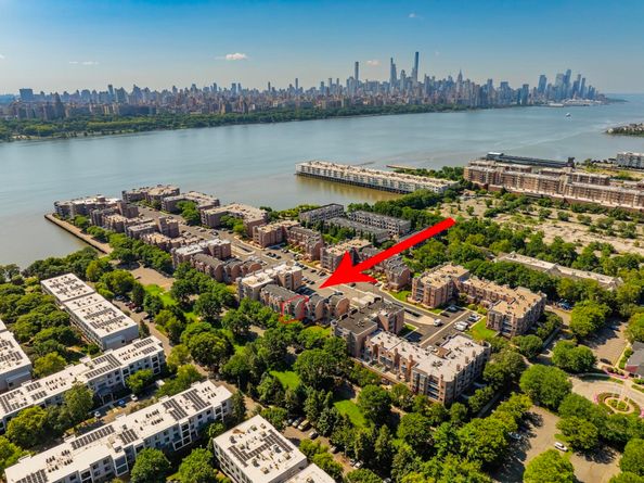 312 Franklin Ct, Edgewater NJ 07020