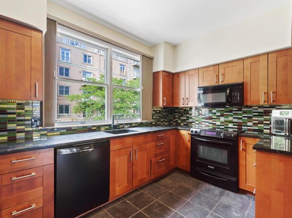 201 Shearwater Ct West 34, Jersey City NJ 07305