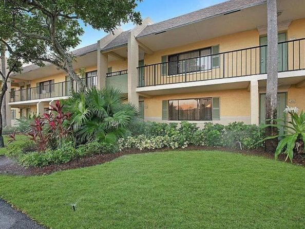 416 Meadows Circle, Boynton Beach FL 33436