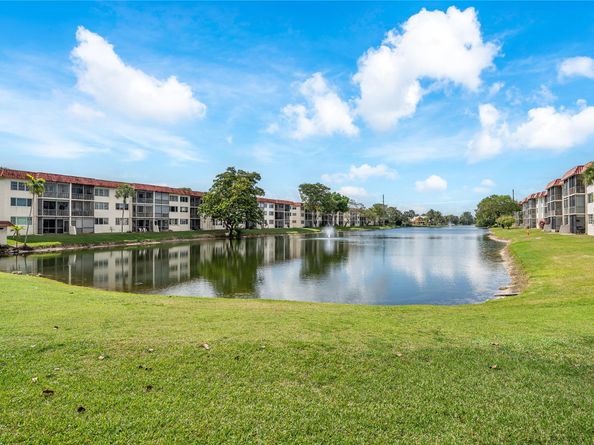 411 S Hollybrook Dr 203, Pembroke Pines FL 33025