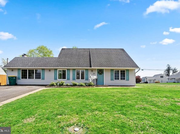 60 Upland Road, Levittown PA 19056