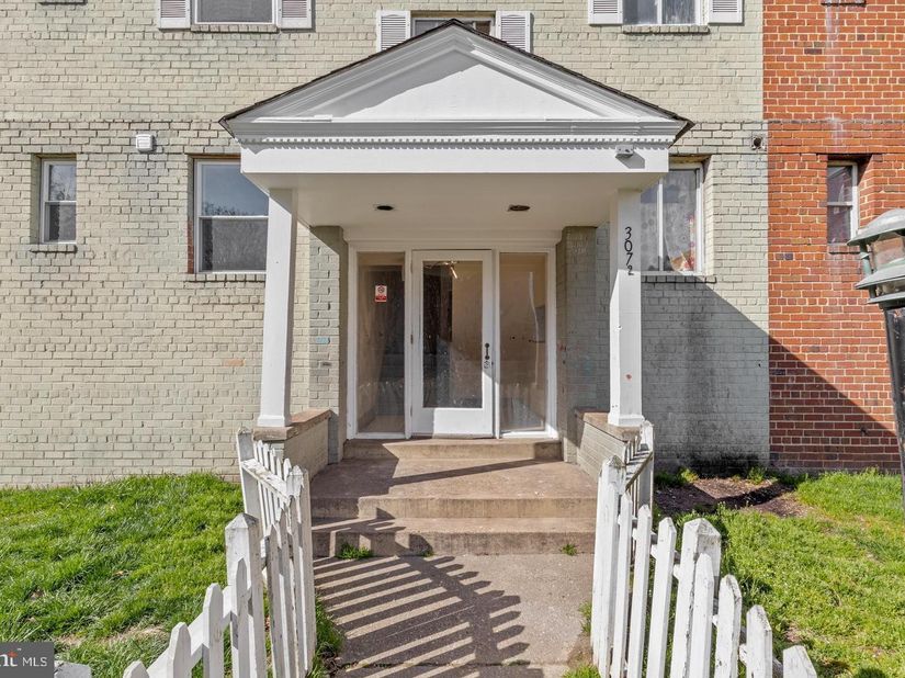 3072 Patrick Henry 202, Falls Church VA 22044