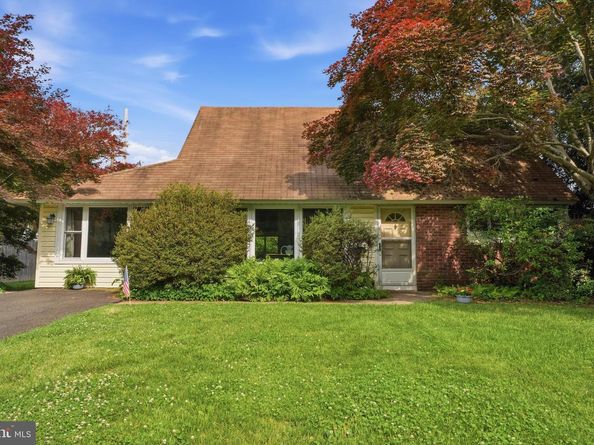 58 Trail Road, Levittown PA 19056
