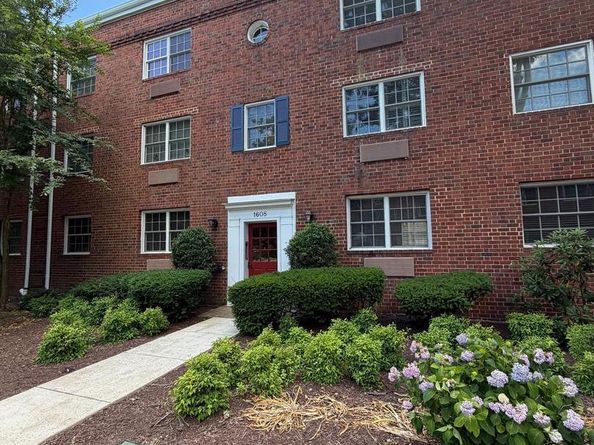 1608 W Abingdon Drive 302, Alexandria VA 22314