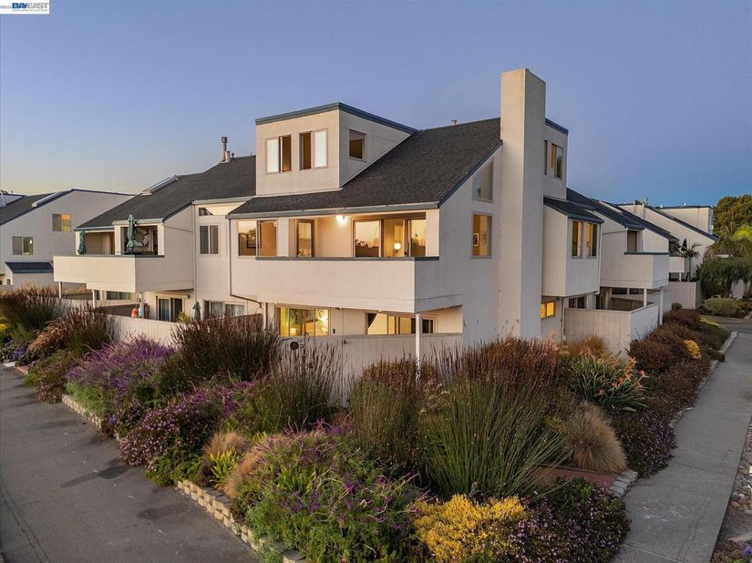 460 Cola Ballena D, Alameda CA 94501