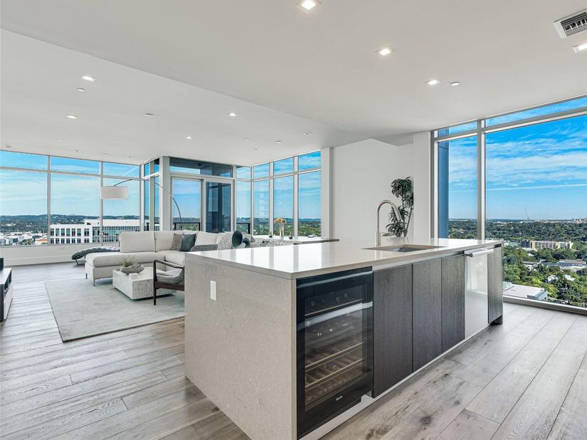 501 West Ave 2004, Austin TX 78701