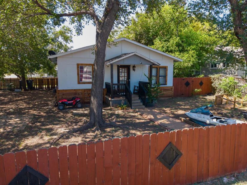 806 E 4th ST, Georgetown TX 78626