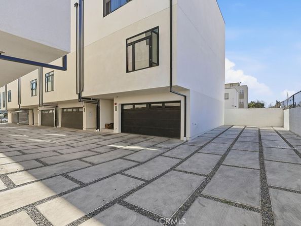 6511 N Contour Lane, North Hollywood CA 91606
