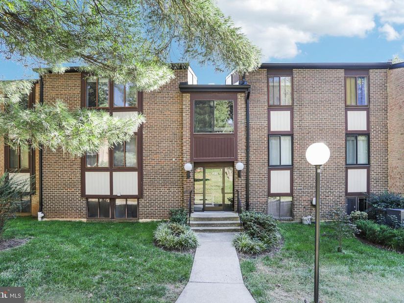 9731 Kings Crown Court 1, Fairfax VA 22031