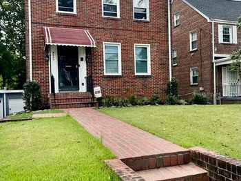 2905 Carlton Avenue NE