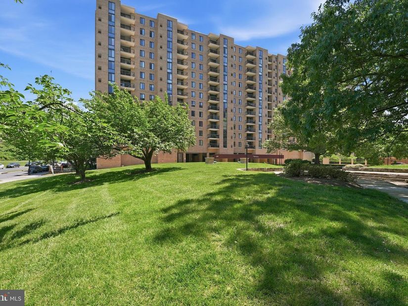 4500 S Four Mile Run Drive 821, Arlington VA 22204